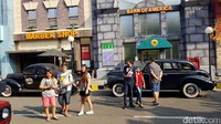 Wisawatan pun menikmati kunjungannya ke Museum Angkut. Paling asyik ke sini ya buat jalan-jalan dan melihat-lihat aneka mobil yang jadi koleksi museum keren ini (Budi Sugiharto/detikTravel)