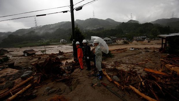 Pejabat kota Asakura meninjau dampak banjir di wilayahnya