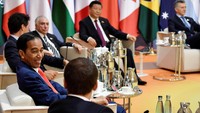 Jokowi diapit Trudeau dan Macron saat KTT G20 (Foto: REUTERS/John MACDOUGALL)
