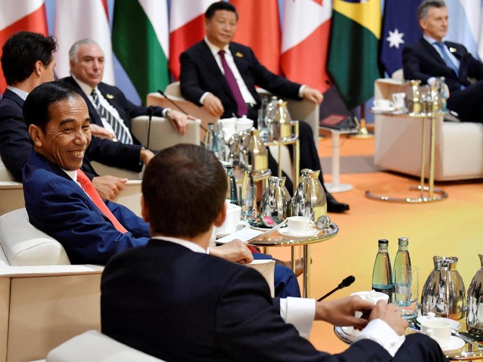 Senyum Jokowi Diapit Trudeau dan Macron Saat KTT G20