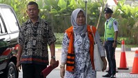 Rohayati tampak bungkam saat ditanya.