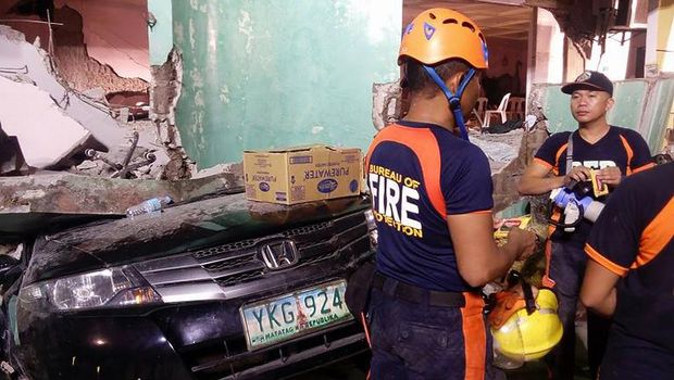 Petugas penyelamat di antara puing gempa di Filipina