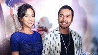 Chicco Jericho tampil dengan Nadine Alexandra, rekan mainnya di film Filosofi Kopi 2: Ben & Jodi saat ditemui di kawasan Epicentrum, Jakarta Selatan pada Kamis (6/7) lalu. Pool/Ismail/detikFoto.