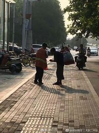Mengharukan! Petugas Kebersihan Jalan Ini Berbagi Sarapannya dengan Pemulung Tuna Netra