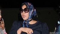 Istri Brigjen (purn) Johan Sumampouw itu tampil dengan dress warna biru sepanjang lutut. 