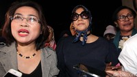 Joice datang dengan mengenakan kacamata hitam.