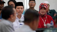 Iwa Karniwa datang ditemani istrinya.