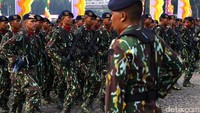 Aparat kepolisian dengan mengenakan atribut lengkap dari berbagai pasukan turut disiapkan dengan persenjataan lengkap.