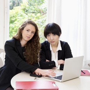 Tips Komunikasi Antara Senior dan Junior Agar Tak Terjadi Konflik di Kantor Tips Komunikasi Antara Senior dan Junior Agar Tak Terjadi Konflik di Kantor