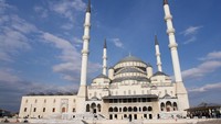 Berlokasi di Ankara, Masjid Kotacepe sekaligus merupakan yang terbesar di Turki.  Diketahui, masjid ini memiliki panjang 67 meter dan lebar 64 meter (Thinkstock)