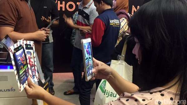 Antusias Warga Surabaya Nobar Spider-Man: Homecoming Antusias Warga Surabaya Nobar Spider-Man: Homecoming