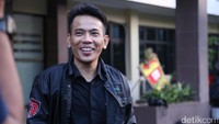 Ihsan yang sebenarnya satu perjuangan dalam ajang pencarian bakat menyanyi pun akhirnya membulatkan tekad mempolisikan sang rekan ke Polres Jaksel pada Jumat (7/7) sore. Foto: Hanif Hawari