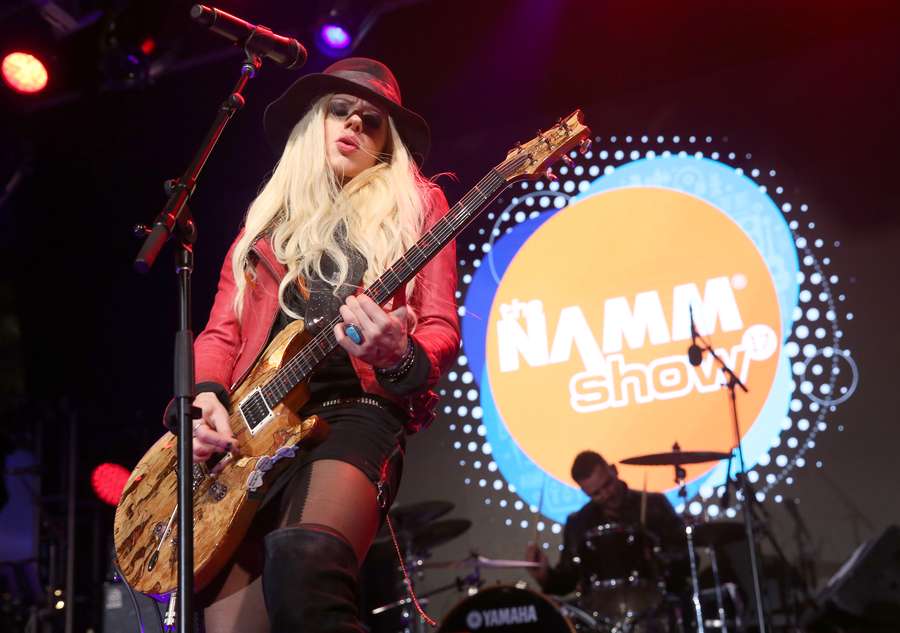 Cantiknya Orianthi, Gitaris Utama Michael Jackson