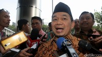 Jazuli mengatakan, Dan buat saya ini adalah kesempatan untuk mengklarifikasi karena tahun 2009-2013 saya tidak ada di Komisi II, tetapi di Komisi VIII. Sehingga nanti saya mudah-mudahan Insyaallah bisa memberikan klarifikasi pada kesempatan ini. Dan Insyaallah setelah selesai saya kasih tahu lagi.