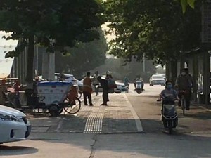 Mengharukan! Penyapu Jalan Ini Berbagi Sarapannya dengan Pemulung Tuna Netra