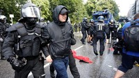 Polisi mengamankan seorang demonstran. Fabrizio Bensch/Reuters.