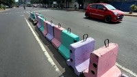 Pewarnaan yang cerah di pembatas jalan, menjadi pusat perhatian para pengendara yang melintas.