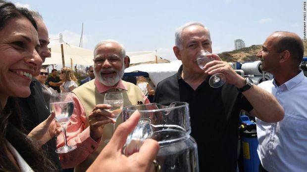 PM India Narendra Modi dan PM Israel Benjamin Netanyahu minum wine bersama