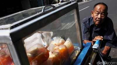 Semangat Kakek 81 Tahun Jual Asinan Keliling Kampung