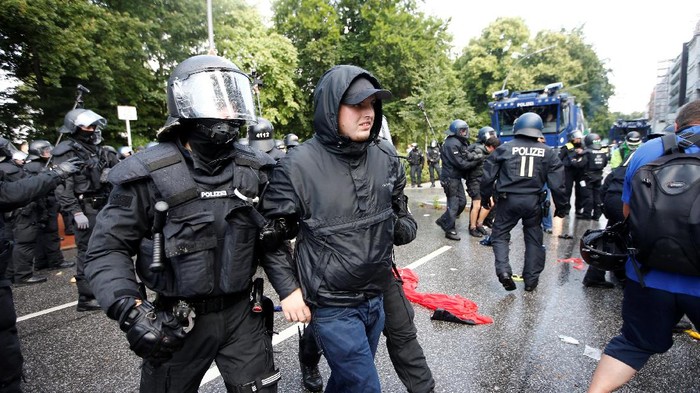 Bentrok dengan Polisi Saat KTT G20 Dibuka, 29 Demonstran Ditahan