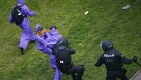 Bentrokan demonstran dengan polisi juga mewarnai unjuk rasa itu. Hannibal Hanschke/Reuters.