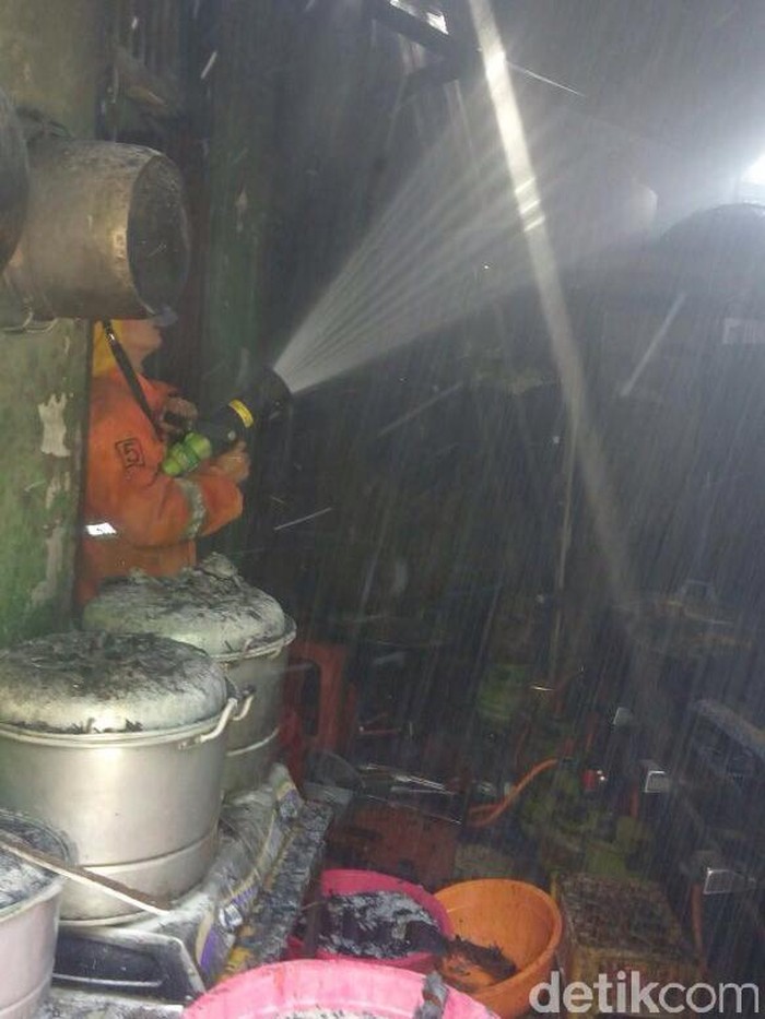 Dapur Rumah Makan Terbakar di Cijantung, 1 Orang Terluka