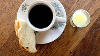 Banyak orang mengandalkan kadein pada kopi agar terjaga. Karenanya hindari minum kopi kalau ingin tidur lelap.Foto: Good Indonesian Food