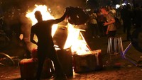 Demonstran menggelar aksi dengan bakar-bakaran di Kota Hamburg. Kai Pfaffenbach/Reuters.