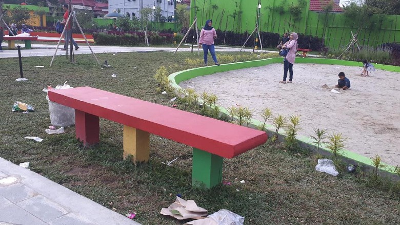 Duh Sampah Berserakan Di Ruang Terbuka Hijau Pekanbaru