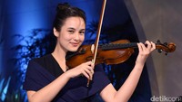 Chelsea Islan tampak begitu serius saat bermain biola. Foto: Noel/detikHOT