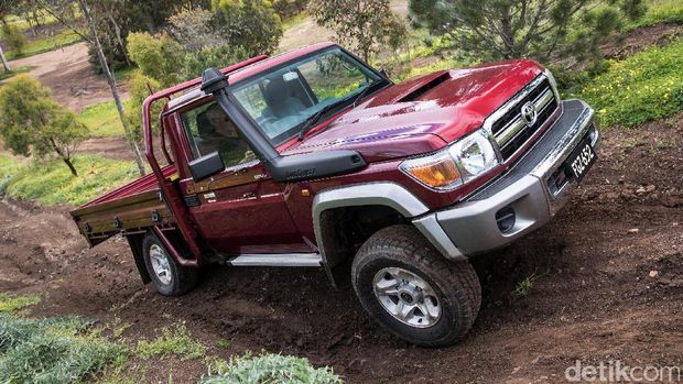 Toyota Land Cruiser 70 Series single cabin