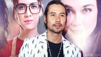 Chicco tampil dengan setelan kas berwarna putih dengan corak hitam serta kaus hitam. Pool/Ismail/detikFoto.