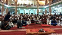 Prosesi akad nikah ini disaksian ratusan orang.