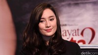 Tatjana Saphira memang hanya memakai hijab untuk keperluan gambar di film semata. Foto: Noel/detikHOT