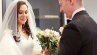 Transgender yang pernah bermain di film The Extra Man itu tak menggelar pernikahan di gereja karena ia masih beragama islam dan sang suami kristen. (Dok.Pribadi)