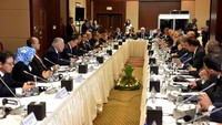 Mengakhiri agendanya di Ankara, Turki, Presiden Joko Widodo (Jokowi) melakukan pertemuan khusus secara bergantian (one on one meeting) dengan 3 CEO dari perusahaan utama negara dan Pertemuan Bisnis (Bussiness Meeting) dengan sejumlah CEO dari Indonesia dan Turki di Hotel JW Marriot, Ankara, Turki, Kamis (6/7) sore waktu setempat.  (Foto: Rahmat/Humas)