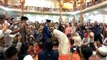 Berjas Biru, Begini Gaya Muzzamil Hasballah Saat Akad Nikah