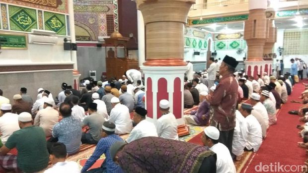 Muzammil Hasballah Imami Salat Subuh sebelum Akad Nikah