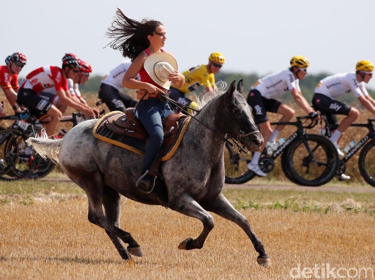 Penunggang Kuda Wanita Goda Pebalap Tour de France