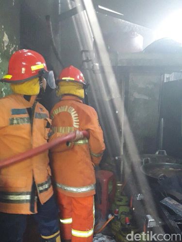 Dapur rumah makan terbakar di Cijantung, satu orang terluka