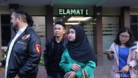 Aris eks Idol datang bersama istrinya berserta sang pengacara untuk memperkarakan Ihsan Tarore karena perang pernyataan. Foto: Hanif Hawari
