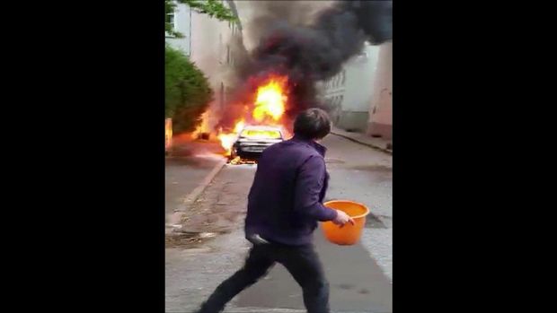 Demonstran juga membakar mobil dalam aksinya