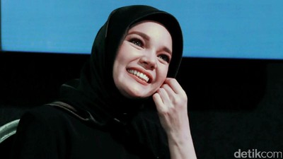 Senyum Manis Dewi Sandra Bikin Adem