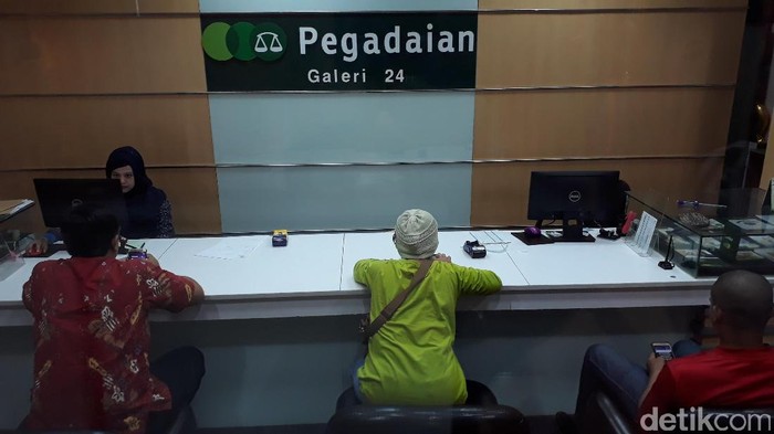 Usai libur Lebaran kantor Pegadaian didatangi nasabah. Salah satunya di Kantor Pusat Pegadaian, Kramat, Jakarta