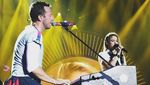Aksi Memukau Coldplay Gandeng Si Cantik Shakira