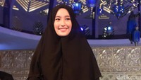 Kecantikannya begitu memancar dengan balutan pakaian serba hitam. Foto: Noel/detikHOT