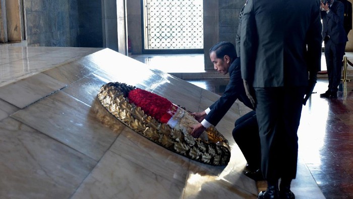Presiden Jokowi melakukan kunjungan ke Turki sebelum menghadiri KTT G20. Dalam kegiatanya, Jokowi sempat mengunjungi makam Presiden Pertama Turki Mustafa Kemal Ataturk.