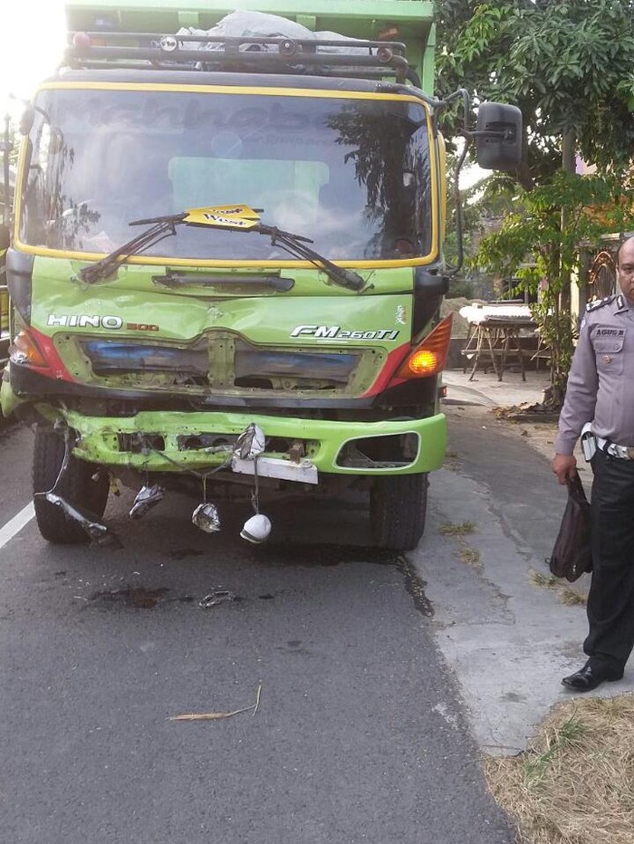 Tabrakan Truk vs Xenia di Nganjuk, Tiga Mahasiswa Tewas