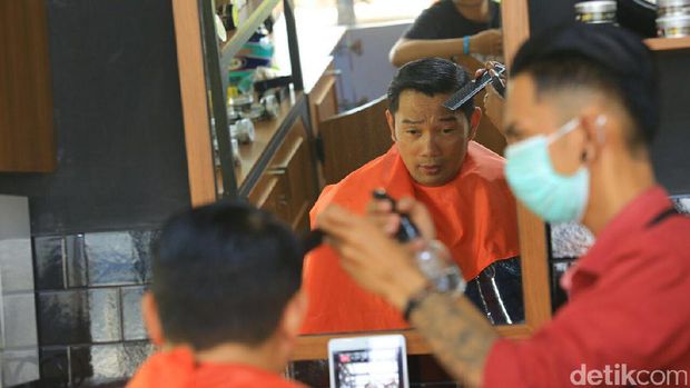 LIve Instagram, Ridwan Kamil Cukur Rambut Sambil Curhat Percintaan