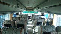 Di setiap tempat duduknya dilengkapi fasilitas tv lengkap dengan audio. Toilet, bagasi untuk menyimpan barang bawaan juga juga lengkap tersedia. Pool/dok. Pengamat Transportasi MTI Djoko Setijowarna.
